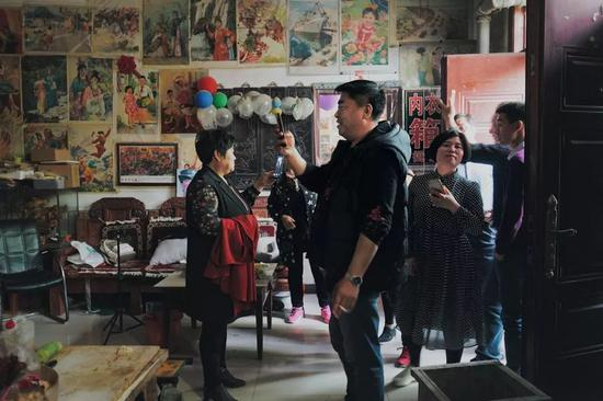 2019年4月14日，山东省菏泽市单县朱楼村，人潮涌进朱之文家的客厅。新京报记者 郑新洽 摄