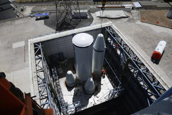 长征三号乙运载火箭吊装瞬间（史啸 摄）