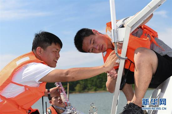 　　吴振昊（左）在“精湖壹号”水文水质监测无人船航行测试中与团队成员交流（4月18日摄）。今年25岁的吴振昊是合肥工业大学电子与通信工程专业的研二学生，目前在该校北斗导航信息处理创新团队参与“精湖壹号”水文水质监测无人船的研发工作。据介绍，“精湖壹号”水文水质监测无人船主要应用于河流和湖泊中各类污染物的自动化监测和水文测量。在研发和调试中，吴振昊遇到许多困难，但是通过不懈的努力，他所在的团队完成了无人船的研制以及各项功能的调试。未来，吴振昊与团队其他成员将进一步优化无人船，继续为生态环境保护奉献青春和汗水。 青年是整个社会力量中最积极、最有生气的力量，国家的希望在青年，民族的未来在青年。奋斗是青春最亮丽的底色。让青春在新时代改革开放的广阔天地中绽放，让人生在实现中国梦的奋进追逐中展现出勇敢奔跑的英姿。 新华社记者 张端 摄