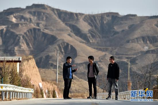 　　在山西省永和县奇奇里村，驻村第一书记郭若桥（左）和村干部一起商量村里下一步工作（4月1日摄）。郭若桥1989年出生，2015年来到奇奇里村担任第一书记。驻村后，他扑下身子，沉下心来为村民办实事：将村里的土路改造成柏油路，为村民种的枣联系销路，帮助村民发展农家乐和特色养殖。2017年，这个昔日既穷又偏的贫困村实现脱贫摘帽。两年驻村任期结束后，郭若桥选择留任，“留任是出于对这片土地的感情，村里的很多事情还没有做完，我要留下来看着村民富起来”，他说。 青年是整个社会力量中最积极、最有生气的力量，国家的希望在青年，民族的未来在青年。奋斗是青春最亮丽的底色。让青春在新时代改革开放的广阔天地中绽放，让人生在实现中国梦的奋进追逐中展现出勇敢奔跑的英姿。 新华社记者 詹彦 摄