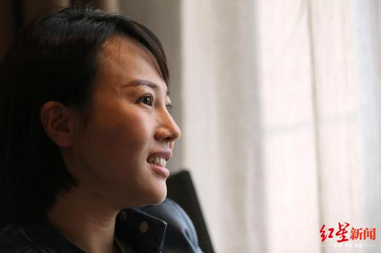 ↑坐奔驰引擎盖维权当事人王倩