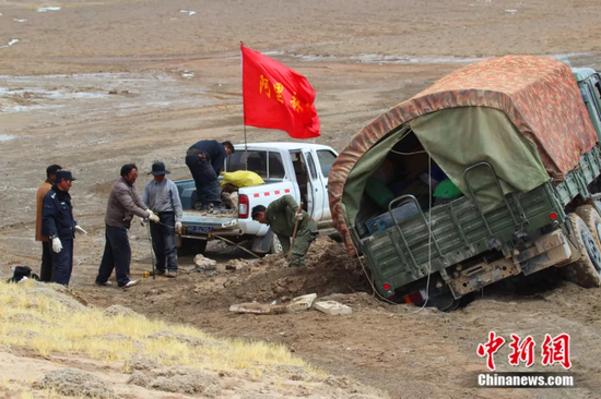  图为阿里林业部门在羌塘保护区巡逻途中 阿里林业部门供图