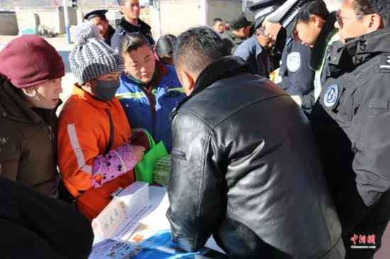 图为阿里日土县森林公安在宣传羌塘国家自然保护区保护政策达瓦扎西 摄