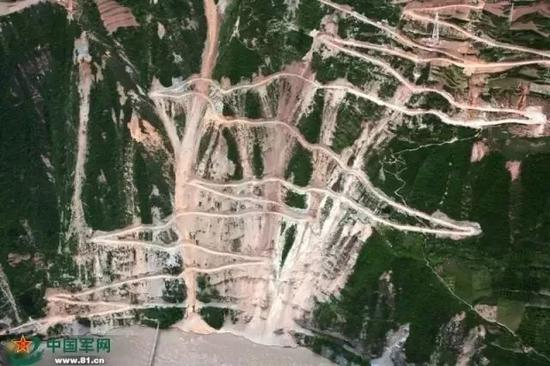 2008年，中国军网记者费伯禹航拍记录汶川大地震满目疮痍。