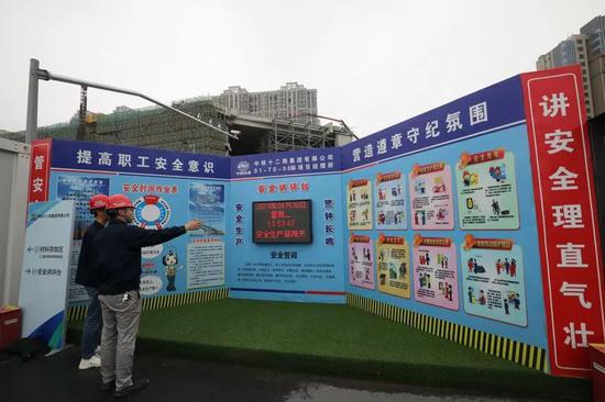  ▲轨交S1线鹿城路站工地内设置安全培训基地、安全积分超市、微型消防站等，督促施工人员实现从“要我安全”到“我要安全”转变，始终将安全生产牢记心间