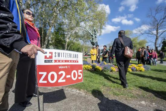 ▲写着“2019极峰瑞士奖励旅游”繁体中文的牌子，这几天在瑞士随处可见。 &nbsp;图片来源/ 20 Minuten