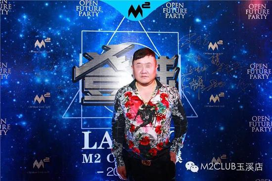 ↑孙小果出席夜店庆典 图片来自M2酒吧玉溪店微信公众号