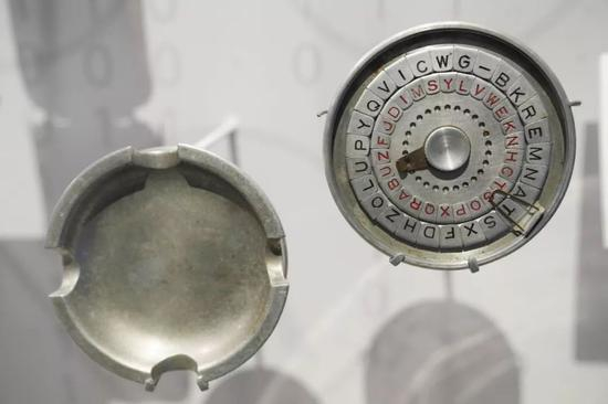  在位于美国华盛顿的国际间谍博物馆，一款二战期间使用的伪装成烟灰缸的密码表。新华社记者刘杰摄