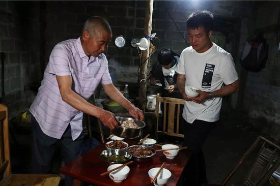 　　2019年5月15日，四川崇州市三江镇，王永福家。晚上，王永福的父亲烧了几个菜，正准备吃饭。 新京报记者 尹亚飞 摄