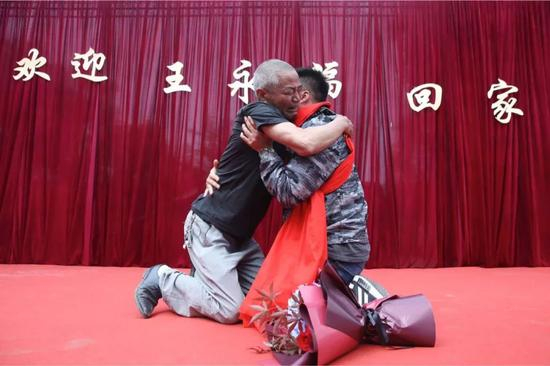 　　2019年5月14日，四川崇州市三江镇王桥村。认亲仪式上，王永福和父亲跪着相拥而泣。 新京报记者 尹亚飞 摄