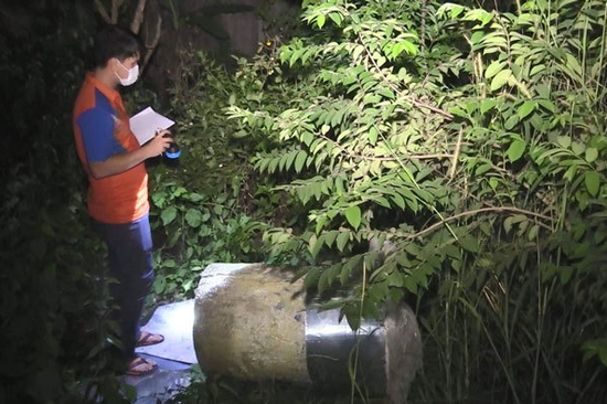 封闭尸体的水泥桶（越南网）。