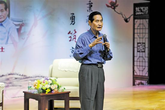 2016年，在华南理工大学建校64周年之际， 容柏生参加了“院士回母校”活动，与600多名师生分享他的科研经历与人生感悟 受访者供图