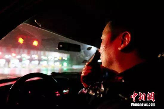 资料图：山西运城市缉毒大队夜擒毒贩。视觉中国