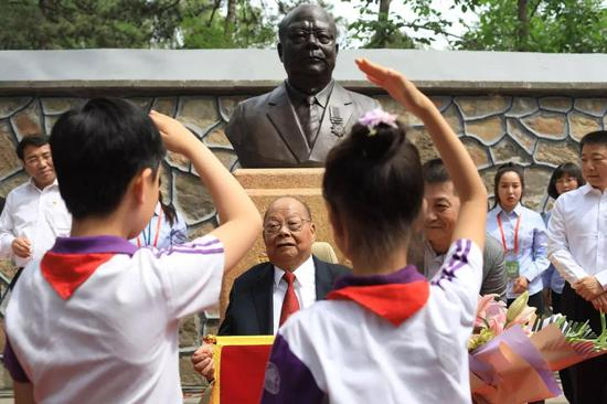 △5月24日，曾宪梓雕像在圆明园落成，85岁的曾宪梓先生来到现场。