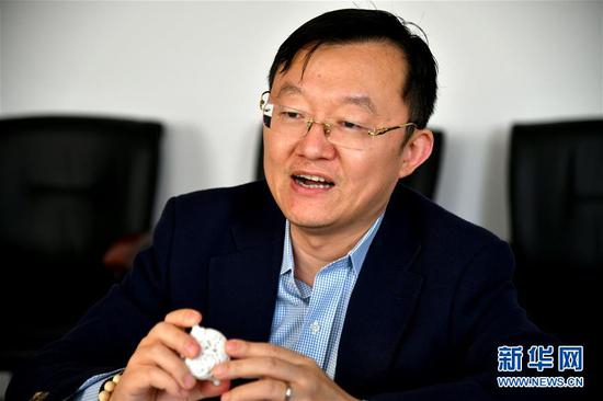 在烟台万华化学集团老厂区，万华集团常务副总裁、技术总监华卫琦在介绍企业科技创新情况（2018年11月25日摄）。 新华社记者 郭绪雷 摄