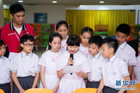 5月31日，澳门濠江中学附属英才学校小学生喻彦茜朗读习近平主席的回信。 当日，中央人民政府驻澳门特别行政区联络办公室主任傅自应一行来到澳门濠江中学附属英才学校，向几名小学生转交国家主席习近平给他们的回信。 新华社记者 张金加 摄