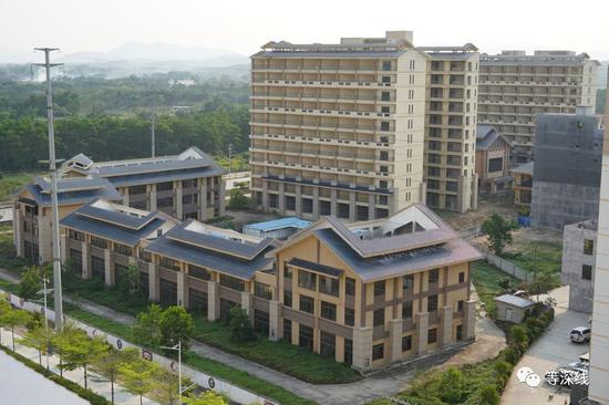 　　重庆万州建筑商易真武为张家慧的丈夫刘远生旗下企业修建的酒店。易真武认为刘远生只按此前约定的2650万元结账，不认大致7000平方米增量工程，遂偷录偷拍张家慧打麻将视频及身为民主党派海南高层的刘远生评价国家领导人的视频，后刘远生以敲诈勒索报案。此案成为引爆张家慧、刘远生被查事件的导火索。 &nbsp; &nbsp; 《等深线》记者 &nbsp;程维 摄