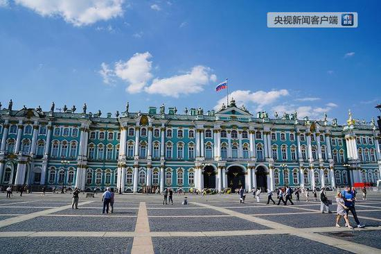 　　△冬宫，18世纪中叶俄国新古典主义建筑的杰出典范。1917年，参加十月革命的起义群众攻下冬宫，这座昔日的皇宫回到了人民手中。（央视记者拍摄）