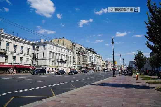 △涅瓦大街，圣彼得堡最古老的道路之一，也是今天最热闹最繁华的街道。（央视记者拍摄）