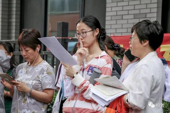 ▲2009年6月9日，浙江省2009年高考结束，学生收拾行李准备离校。图片来自视觉中国