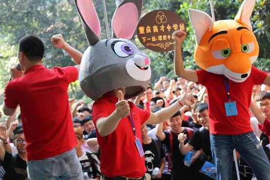 　　▲2017年6月7日，全国高考第一天，重庆，来自重庆育才中学的老师玩COSPLAY，为同学加油。图片来自视觉中国