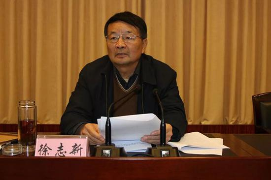 根据澎湃新闻报道，文中的“徐某某”即新疆生产建设兵团原常委徐志新。