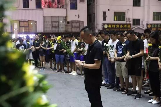  深圳市民送别去世男童