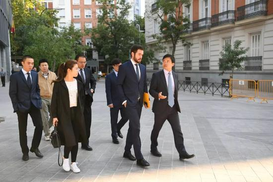  中国驻西班牙大使馆领事参赞朱健（右一）、公安部刑侦局电信网络犯罪侦查处处长楼先迪（左四）等出席西班牙法院对引渡问题的庭审。新华社记者郭求达&nbsp;摄