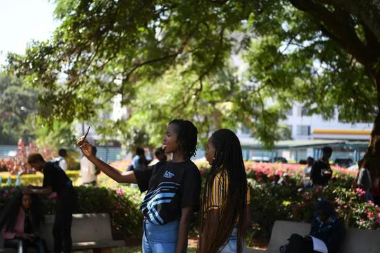  克莱尔·芬蒂（右）与好友在自拍。新华社记者李琰摄