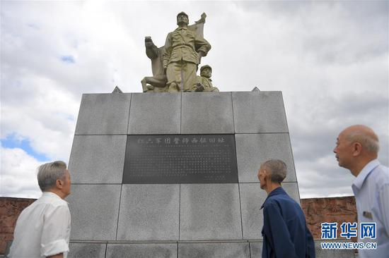 黄维忠（右一）等在湖南郴州市桂东县寨前镇红六军团誓师西征旧址参观（6月13日摄）。新华社发（陈泽国 摄）