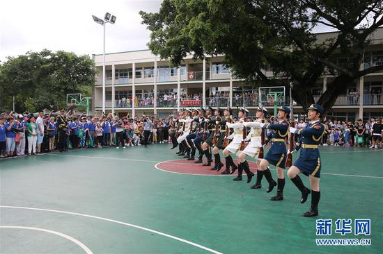 6月29日，解放军驻港部队官兵表演军械团体操。 新华社发（原俊敏 摄）
