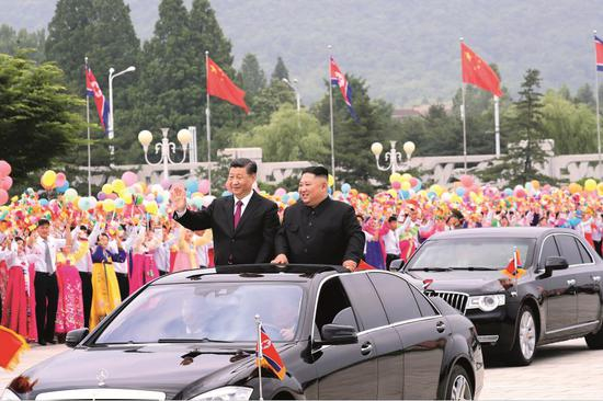 　　6月20日，中共中央总书记、国家主席习近平乘专机抵达平壤，开始对朝鲜民主主义人民共和国进行国事访问。朝鲜劳动党委员长、国务委员会委员长金正恩和夫人李雪主到机场热情迎接习近平和夫人彭丽媛。朝方在机场举行隆重欢迎仪式。欢迎仪式结束后，习近平与金正恩同车前往锦绣山太阳宫广场，沿途数十万群众夹道欢迎。图/新华