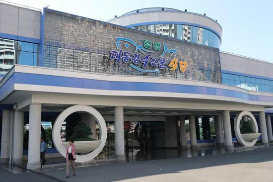  去年建成运营的平壤大同江海鲜餐厅↑
