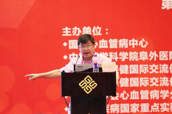 ▲6月29日，中国精准心血管病学峰在京举行。图为中国科学院院士贺福初以“蛋白质组学驱动的精准医学”为题做报告。