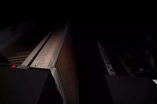  一片黑暗的时代广场显示屏（图片来源：法新社报道截图）