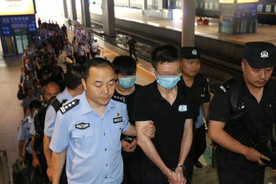 乐山警方将嫌犯押回乐山