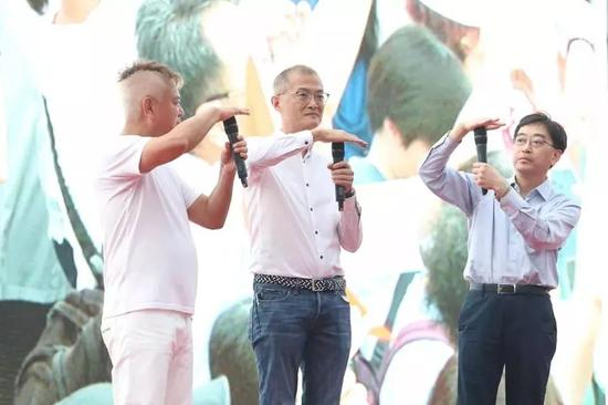 　　食物及卫生局前局长高永文（右）及港大深圳医院院长卢宠茂（中）一起做出“停一停，谂一谂”的手势。