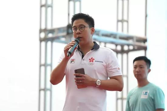 全国政协委员霍启刚上台发言