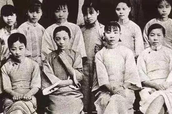 ▲旧上海四马路妓女