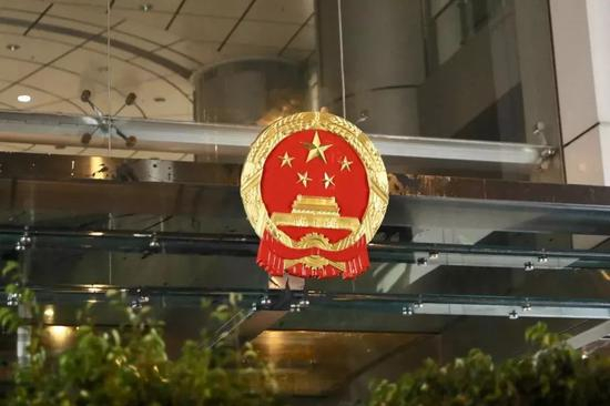 香港中联办完成更换受污损的国徽。&nbsp; 图源：大公文汇全媒体