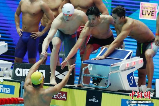 中国队选手季新杰、汪顺、孙杨拉队友徐嘉余上岸。中新社记者 韩海丹 摄