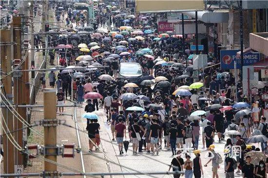 下午3时起，大批黑衣人开始非法集结游行