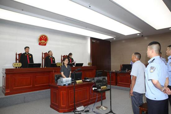 （合议庭宣读特赦裁定 供图：山东省委政法委）