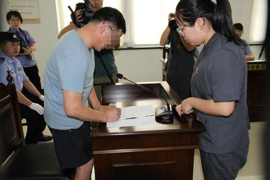  （陆某洲在宣告笔录上签字 供图：江苏省委政法委）