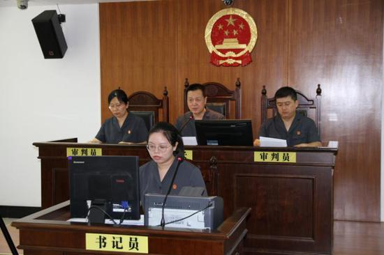  （案件合议庭由南通中院副院长陈专任审判长 供图：江苏省委政法委）