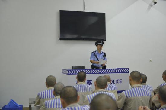  （民警宣讲特赦政策 供图：广东省肇庆监狱）