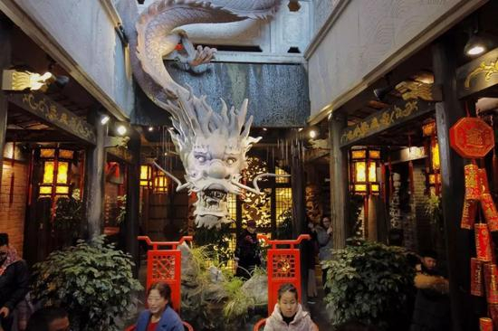  民众品小吃赏古迹“挤爆”成都宽窄巷子。中新社记者 泱波 摄