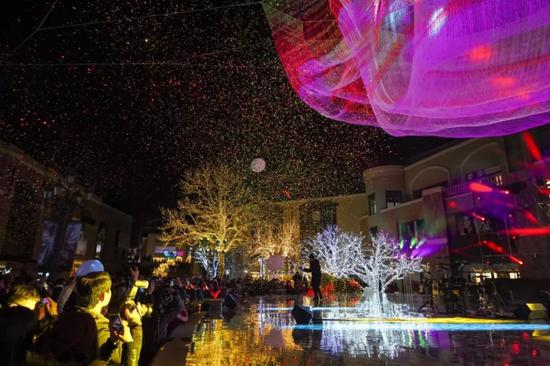 第十届北京蓝色港湾灯光节。中新社记者 贾天勇 摄