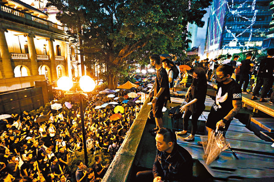 　　8月2日，在中环遮打花园举行的所谓”公务员集会“。图自：香港文汇报