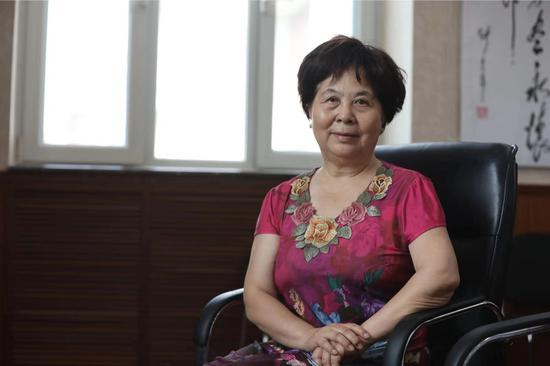 7月11日，李佩生前的秘书李伟格接受新京报记者采访。 新京报记者 王飞 摄